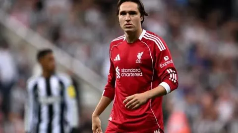 瓦妮莎揭开科比遗书，庆生之际缅怀爱人泪洒现场